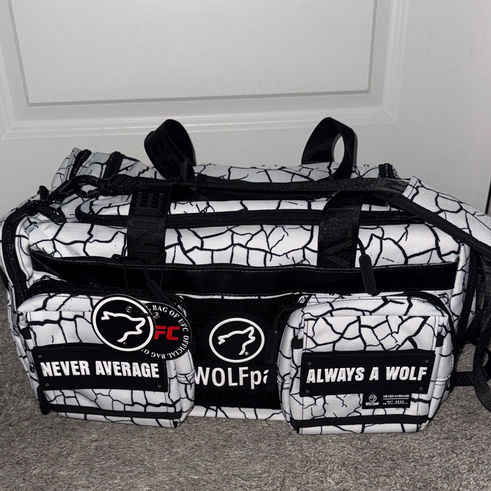 WOLF Wolfpack 20L The Reign Duffel Bag BRAND NEW!